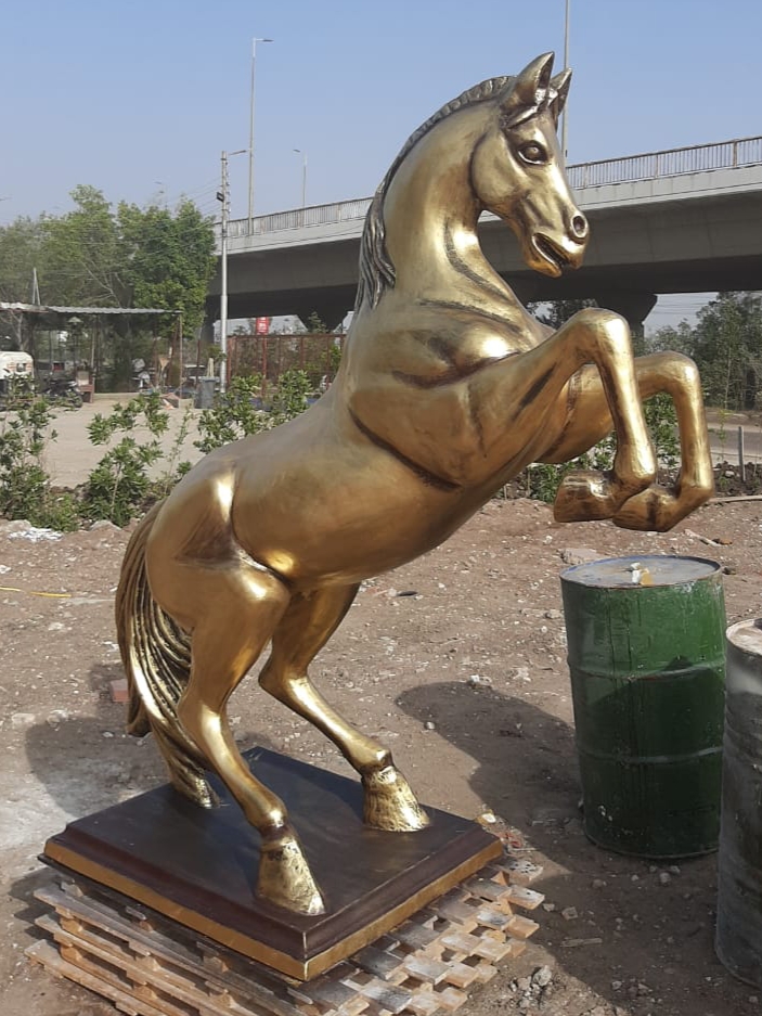 تمثال حصان ذهبي